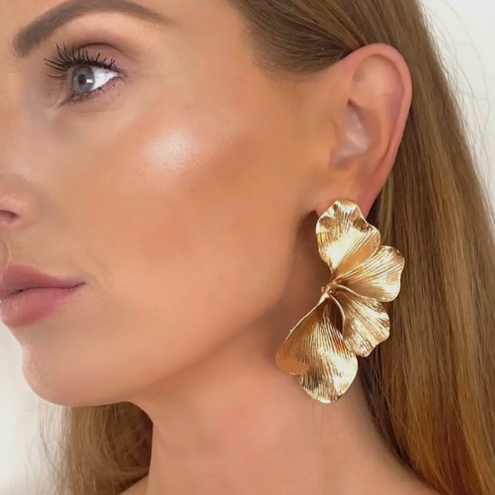 Designer Gold Statement Flower Earrings UK Designer Brand New/Never Worn or Used - Picture 2 of 7